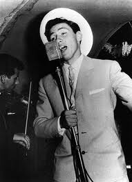 Vor fünfzig Jahren: Neben seinem Jura-Studium arbeitete Silvio Berlusconi als Sänger auf Kreuzfahrtschiffen und in Nachtklubs. Er verkaufte auch Staubsauger.