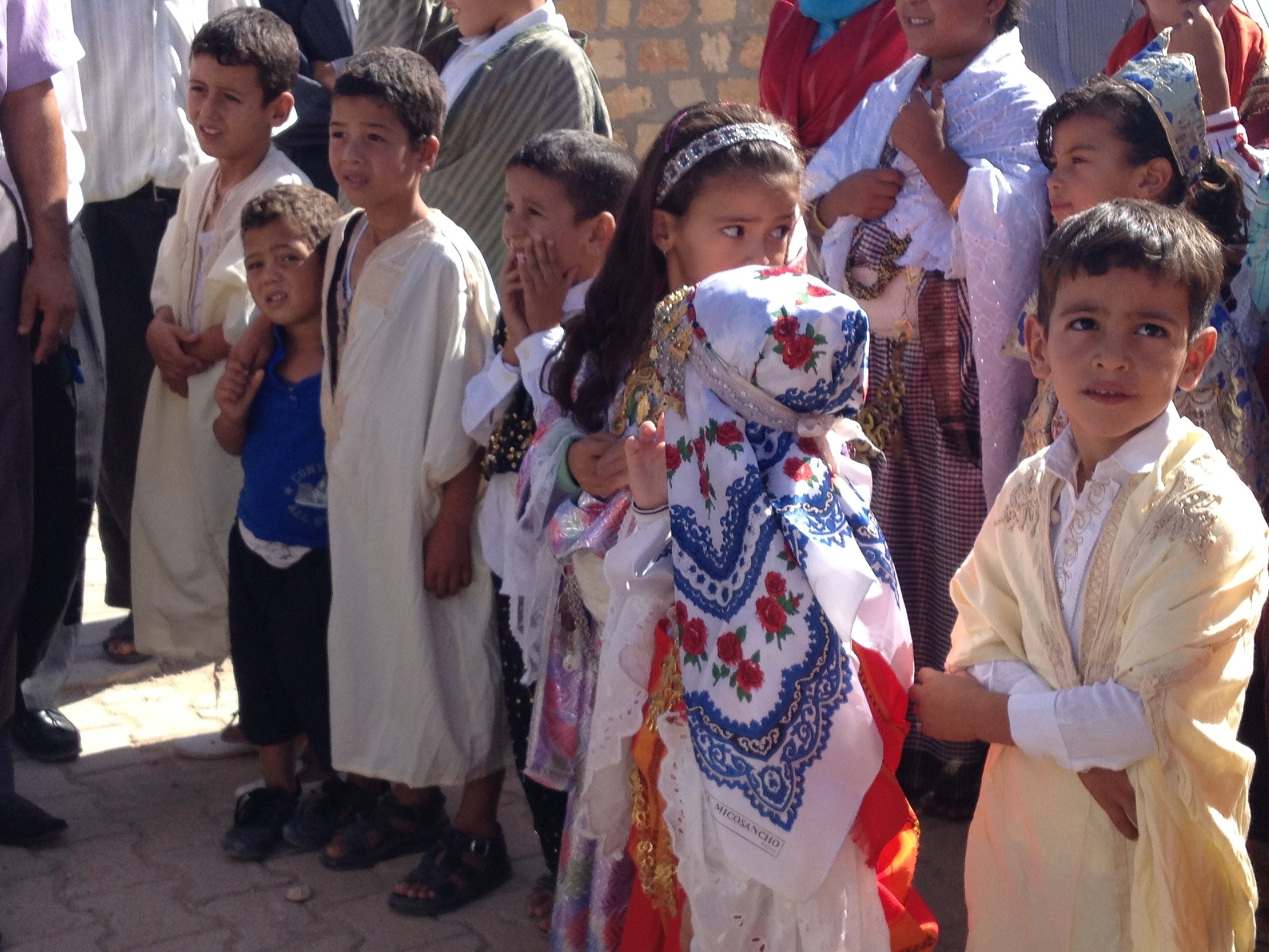 Schulkinder bei der Einweihung ihrer Schule in Douiret