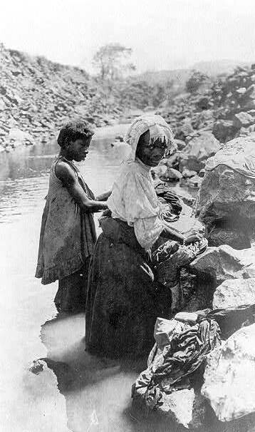Sobald die ersten Wasser durch den Kanal fliessen, waschen Eingeborene ihre Wäsche darin.