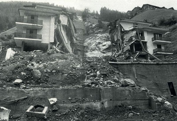 Die Felsmassen begraben das Dorf Morignone im oberen Veltlin unter sich. 53 Menschen kommen ums Leben, 1500 Personen werden obdachlos.