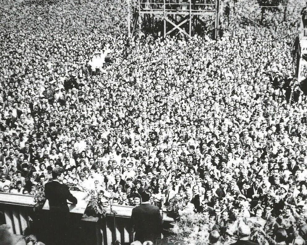 Berlin, 26. Juni 1963, 12.50 Uhr, anderthalb Millionen Menschen vor dem Rathaus Schöneberg (U.S. Army Photo, aus der Sammlung von Dr. John Provan)