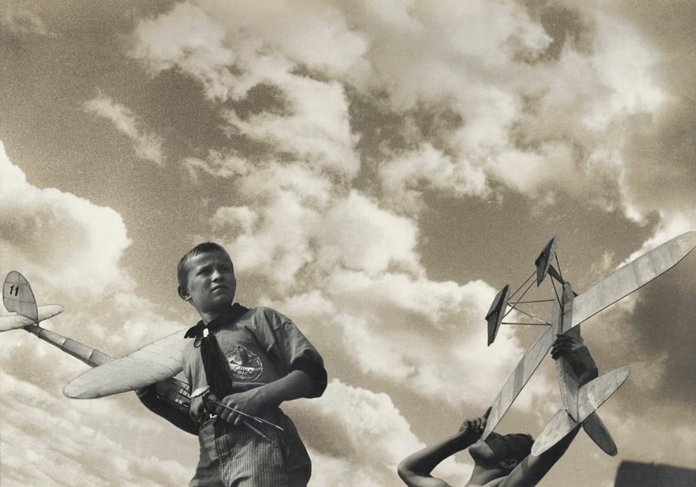 Junge Segelflieger. Diese Fotomontage für eine Doppelseite der Zeitschrift "SSSR na stroike" (Die UdSSR im Bau) 1933 erarbeitete Rodtschenko zusammen mit seiner Lebenspartnerin Warwara Stepanowa
