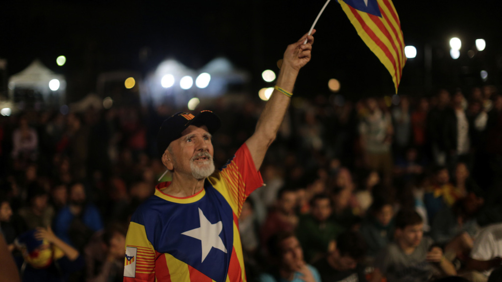 Das Bild zeigt einen Befürworter der Unabhängigkeit an der Siegesfeier auf der Plaça de Catalunya in Barcelona. (Foto: Keystone/AP/Emilio Morenatti)
