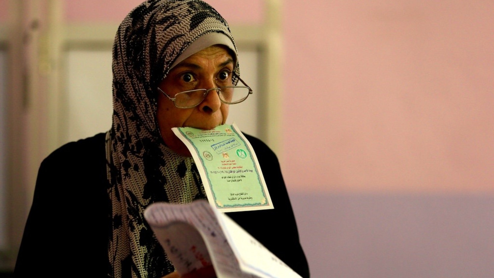 Eine Ägypterin bei der Stimmabgabe am Sonntag in Alexandria (Foto: Keystone/AP/Hassan Ammar)