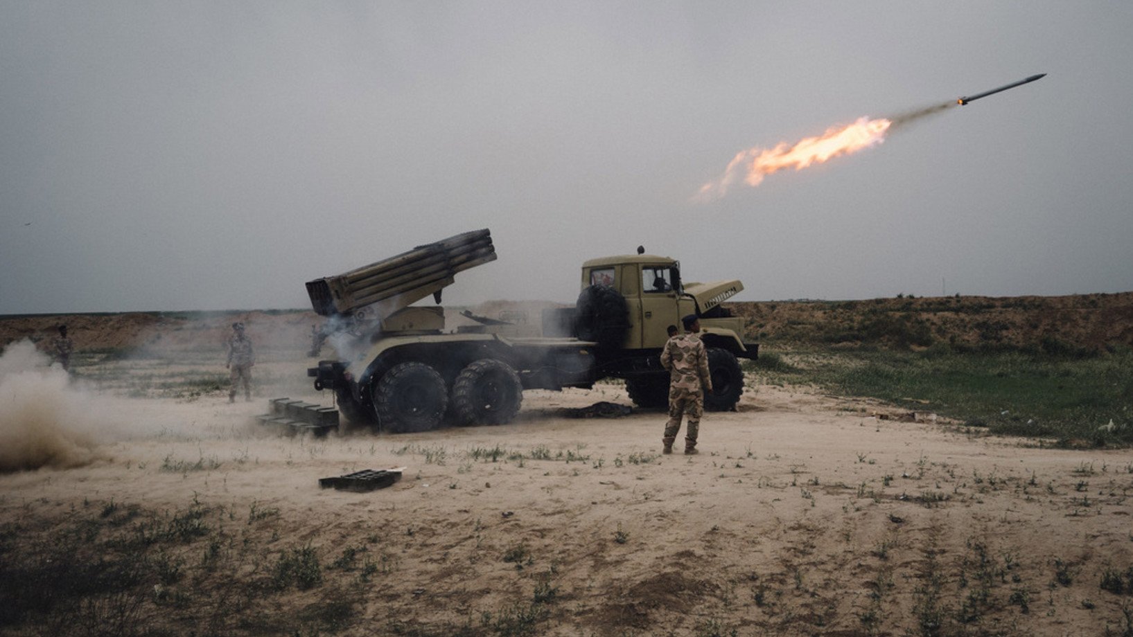 Die irakische Armee feuert bei Makhmour, 75 Kilometer östlich von Mosul, eine Rakete ab. Ein Armeesprecher erklärte, die lange erwartete Operation zur Rückeroberung der nordirakischen Stadt Mosul vom IS habe begonnen. (Foto: Keystone/AP, Alice Martins)
