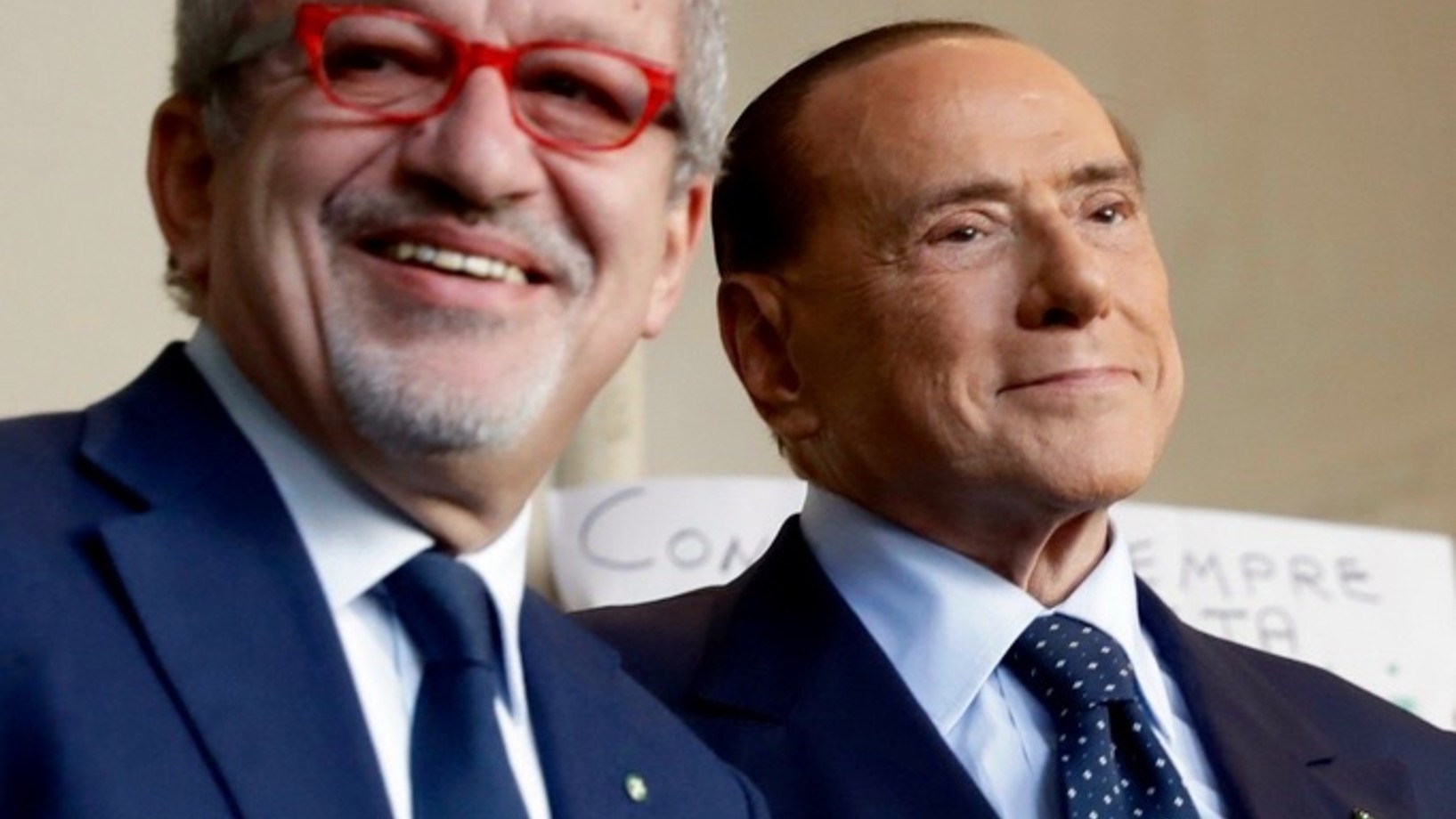 Lega-Regionalpräsident Roberto Maroni am Mittwoch mit Silvio Berlusconi in Mailand. (Foto: Keystone/AP/Luca Bruno)

