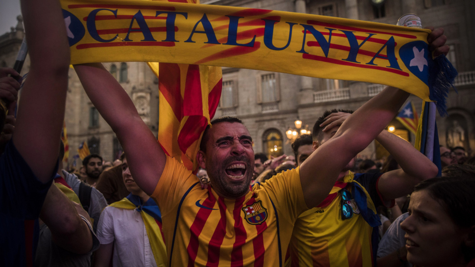 Zehntausende feiern in der Nacht zum Samstag in den Strassen Barcelonas. (Foto: Keystone/AP/Sabit Palacios)

