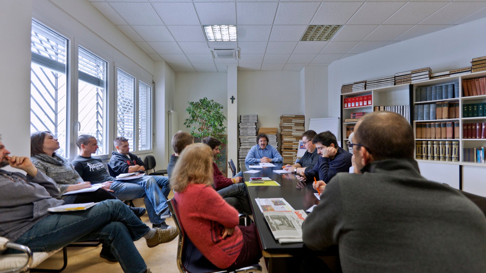 Die Tessiner Tageszeitung „Giornale del popolo“ verschwindet. Im Bild eine Besprechung der Redaktion am Sitz der Zeitung in Lugano am 7. Februar 2012 (Keystone, Gaetan Bally)