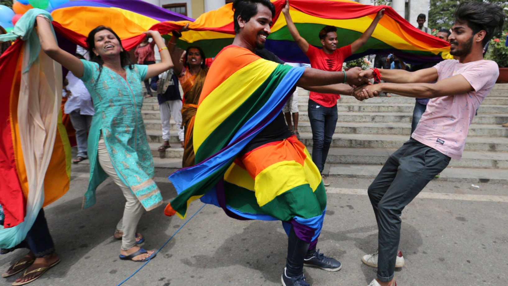 Angehörige der LGBTQ-Community in Bangalore tanzen nach Bekanntwerden des Entscheids des Obersten Gerichts, ein gegen Homosexualität gerichtetes Gesetz aus der Kolonialzeit aufzuheben. (Keystone/AP, Aijaz Rahi)