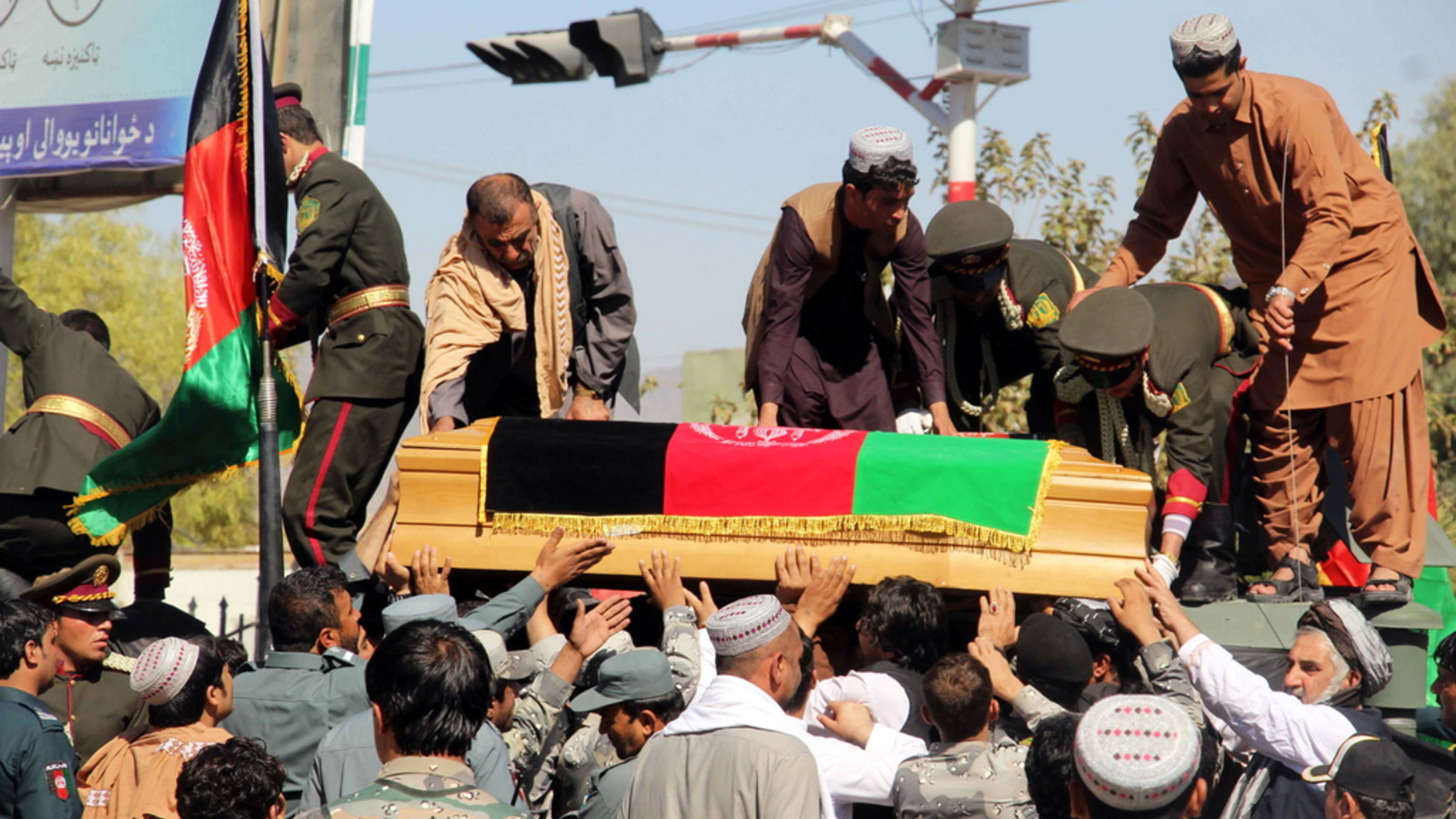 Begräbnis in Kandahar: Kurz vor den Parlamentswablen wurde General Abdul Rasik, der einflussreiche Polizeichef von Kandahar, erschossen. Bei dem Attentat kam auch der  Geheimdienstchef von Kandahar, Abdul Momin Hussein Chel, ums Leben. (Foto: Keystone/EPA/Muhammad Sadiq)
