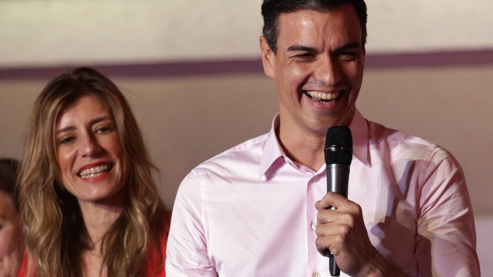 Pedro  Sánchez mit seiner Frau María Begoña Gómez Fernández am Sonntagabend in Madrid. (Foto: Keystone/AP/Andrea Comas)