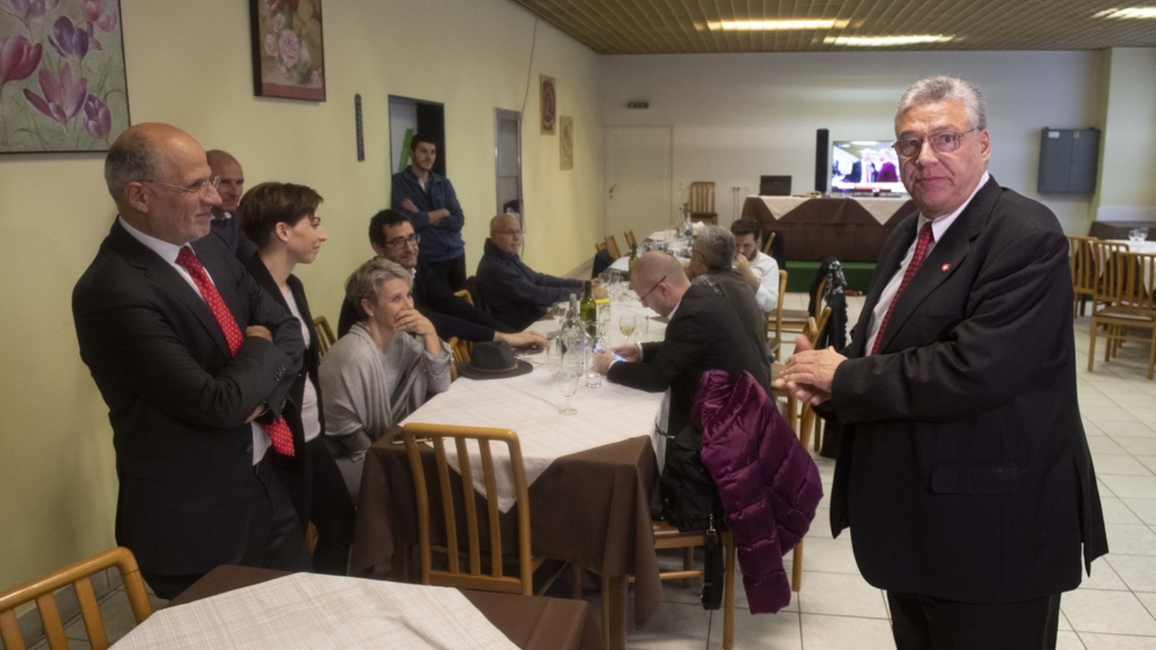 Ein konsternierter Filippo Lombardi (rechts) nach Bekanntgabe des Schlussergebnisses am Sonntagnachmittag in Rivera (Foto: Keystone/TI-Press/Davide Agosta) 