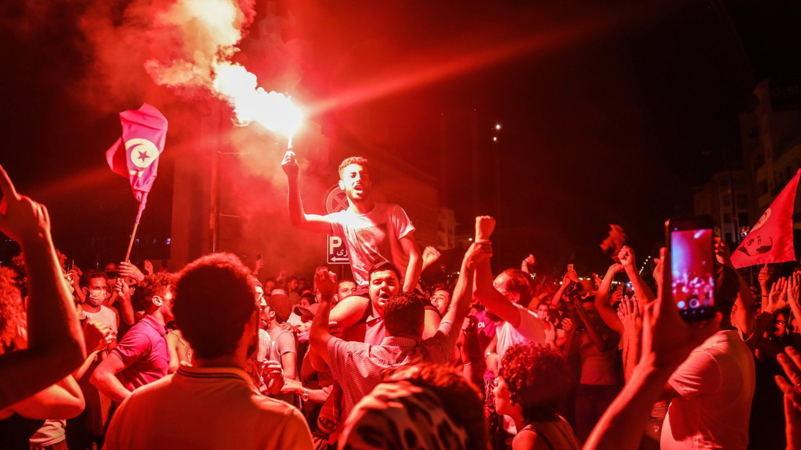 Anhänger von Präsident Kais Saied in den Strassen von Tunis (Foto: Keystone/EPA/Str)