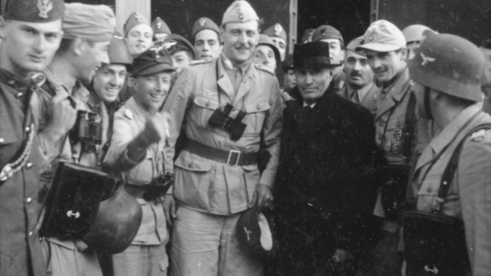 Benito Mussolini mit (links von ihm) Otto Skorzeny, SS-Hauptsturmführer. Bild: Deutsches Bundesarchiv, Fotograf: Toni Schneiders, Bild Nr. 101I-567-1503C-15, aufgenommen am 12. September 1943