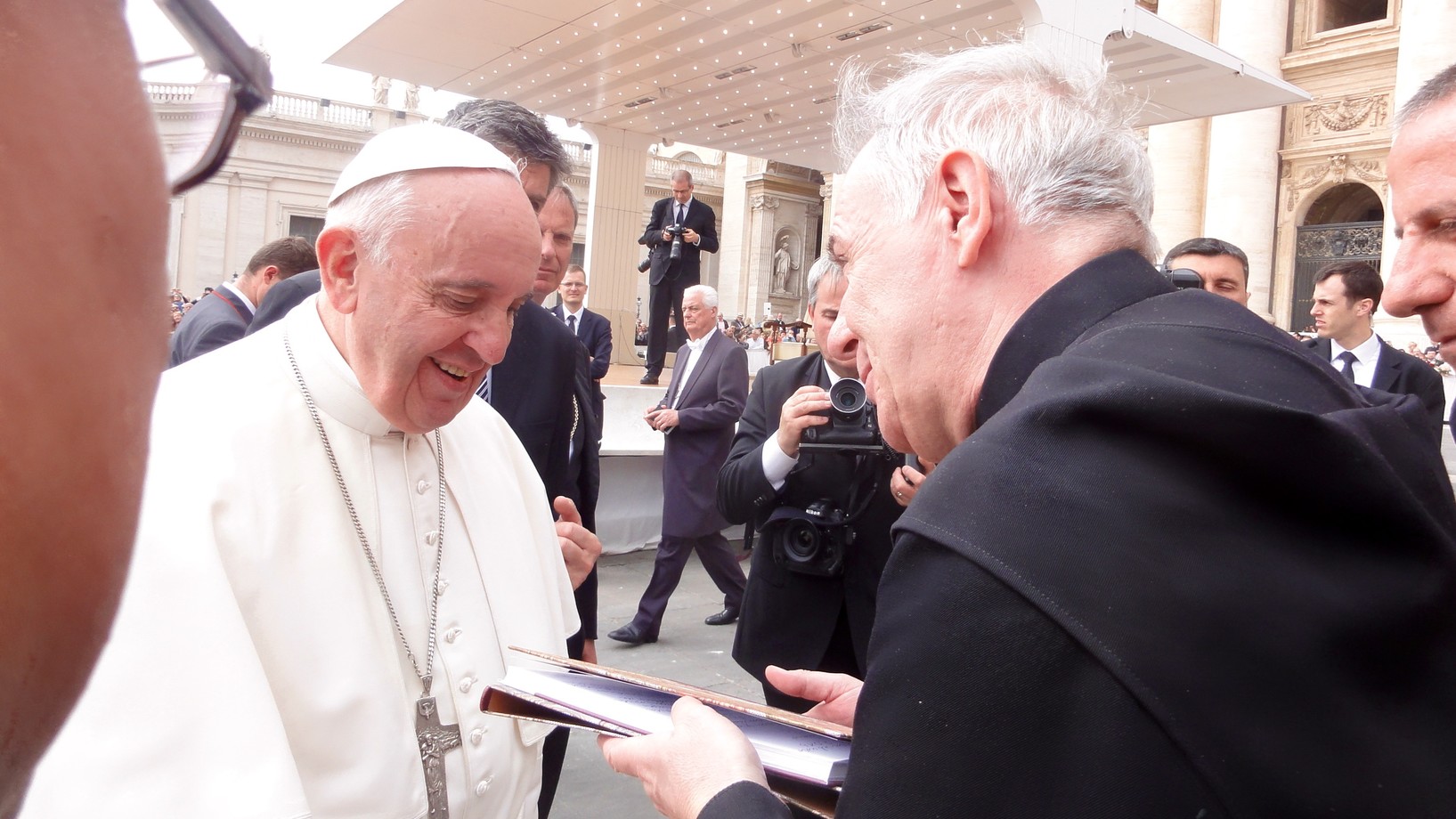Ziel erreicht: Bruder Gerold überreicht dem Papst sein Buch (Foto: Annette Freitag/Journal21.ch)