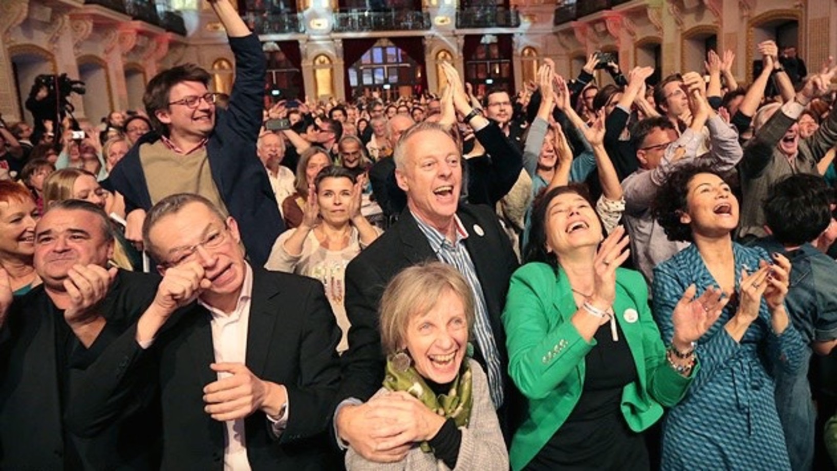 Überraschend klar: Alexander Van der Bellen gewinnt die Wahl deutlich und wird neuer Bundespräsident. Jubel bei seinen Anhängern.