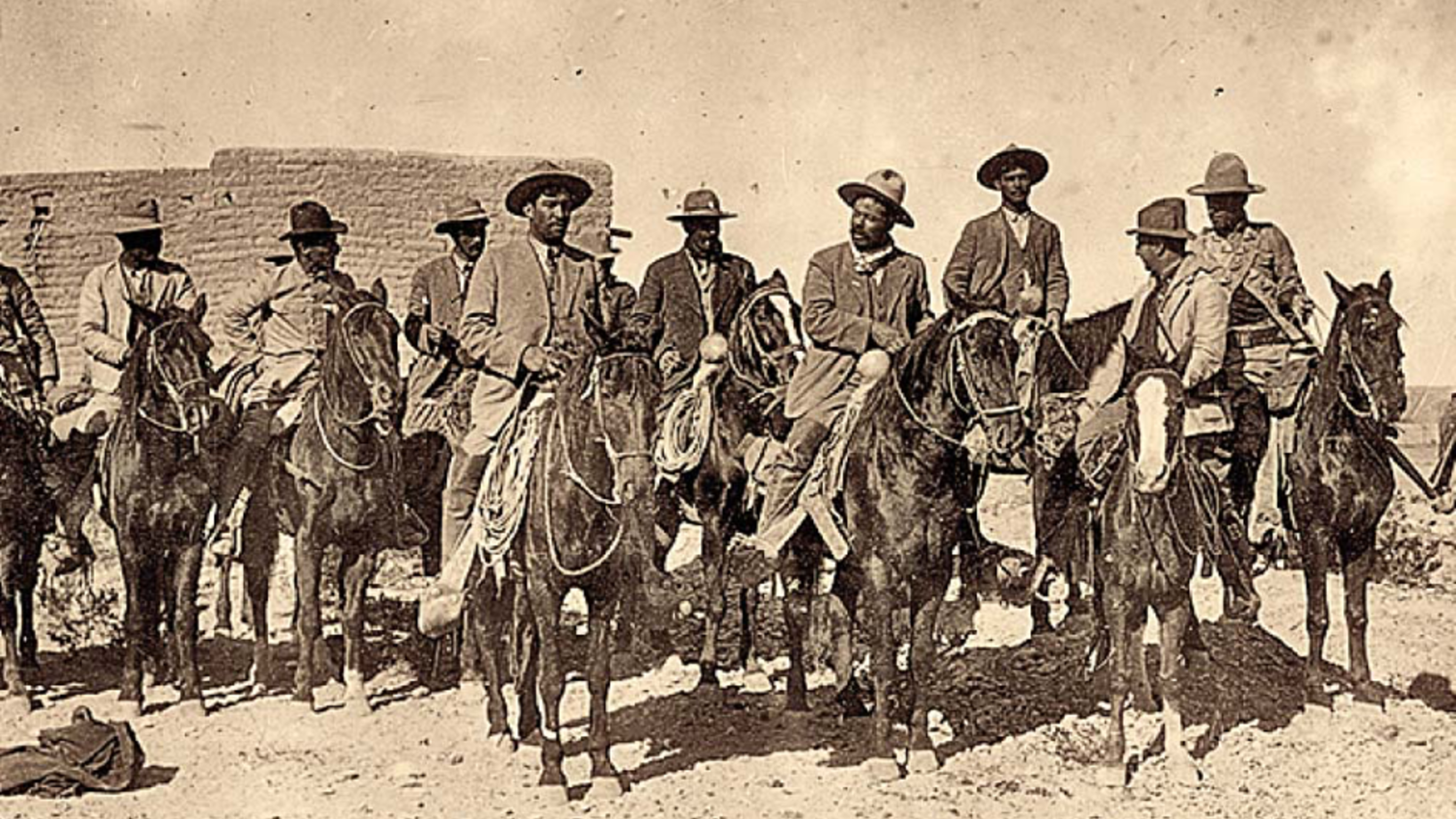 Pancho Villa (vorne rechts) und seine Truppen bei Filmarbeiten mit der Mutual Film Corporation. Foto: Library of Congress 
