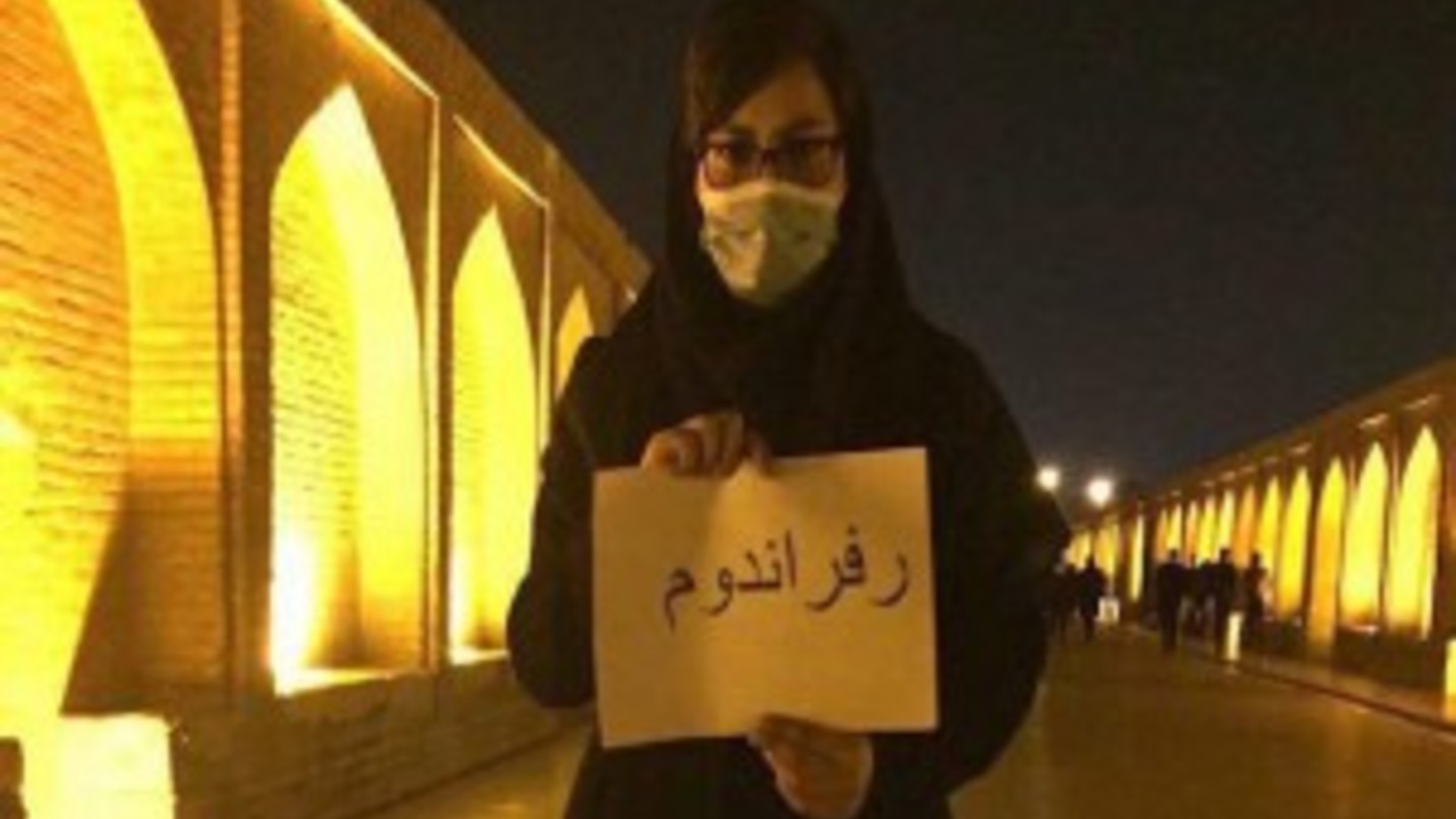 "Referendum", fordert eine protestierende Frau in Isfahan