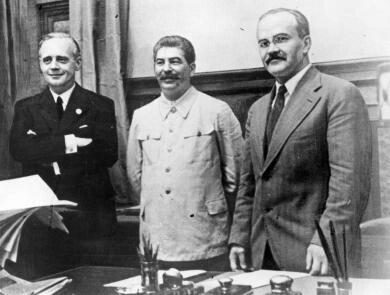 16. Oktober 1946: Um 01.12 Uhr wird im Nürnberger Justizgefängnis Joachim von Ribbentrop, deutscher Aussenminister im Hitler-Regime, durch den Strang hingerichtet. Bekannt wurde er vor allem durch den am 23. August 1939 geschlossenen Hitler-Stalin-Pakt, der von Ribbentrop und dem sowjetischen Aussenminister Molotow unterzeichnet wurde. Im Bild (von links): Ribbentrop, Stalin, Molotow nach der Unterzeichnung des Paktes. Ribbentrop wurde vom Nürnberger Gericht in allen Punkten schuldig befunden. Mit ihm wurd…