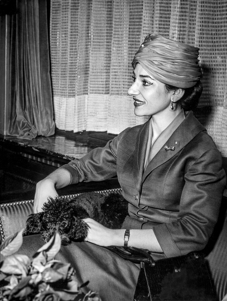 Callas war eine der bedeutendsten Sopranistinnen des 20. Jahrhunderts. Sie wurde in New York als Tochter griechischer Einwanderer geboren. Nach der Scheidung der Eltern zog sie mit der Mutter nach Athen. Dort studierte sie im Konservatorium und trat mit 14 Jahren zum ersten Mal öffentlich auf. 1942 sang sie in der griechischen Nationaloper zum ersten Mal die Partie der „Tosca“. Bald schon trat sie in den grössten Opernhäusern der Welt auf. Nach ihrer Scheidung von dem italienischen Unternehmer Giovanni Bat…