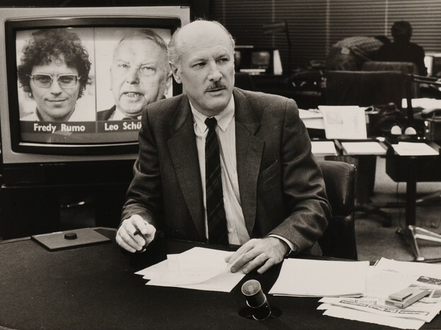 Gysling, Journalist, Publizist, Reiseleiter, Redaktor bei der Weltwoche, war lange Jahre Leiter der Tagesschau des Schweizer Fernsehens, Tagesschau-Moderator, Chefredaktor und Chefkommentator. Das Bild zeigt ihn als Tagesschau-Moderator im Jahr 1985. (Foto: SRF)
