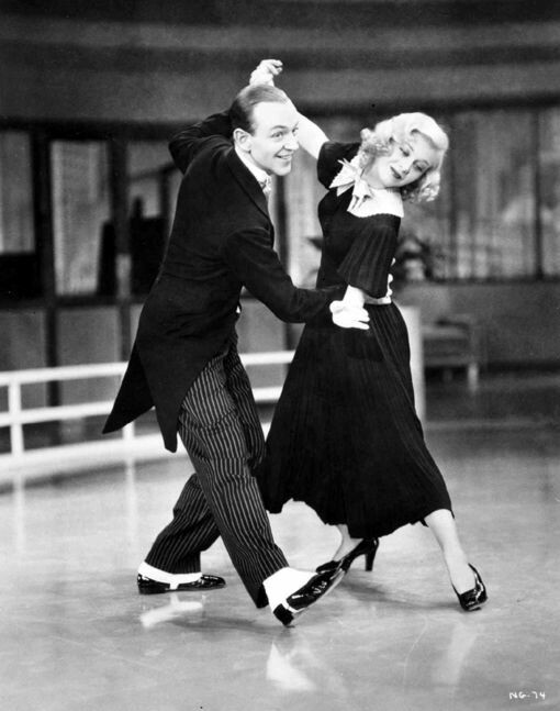 Die amerikanische Schauspielerin, Tänzerin gewann 1940 einen Oscar für ihre Hauptrolle im Film „Kitty Foyle/Fräulein Kitty“. Rogers, die eigentlich Virginia Katherine McMath hiess, wird als Tanzpartnerin an der Seite von Fred Astaire bekannt. Im Bild Rogers und Astaire im Film „Swing Time“. In seinem Film „Ginger e Fred“ (1986) bezieht sich Federico Fellini auf die beiden. Sie stirbt am 25. April 1995. (Foto: Keystone/AP/HO)