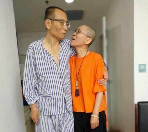 Der chinesische Schriftsteller, Menschenrechtler und Nobelpreisträger stirbt im Alter von 61 Jahren in einem Militärspital an Leberkrebs. Er war 2008 wegen „Untergrabung der Staatsgewalt“ festgenommen und später zu elf Jahren Gefängnis verurteilt worden. Im Oktober 2010 wurde ihm der Friedensnobelpreis verliehen. Eine Ausreise aus China war ihm verwehrt worden. Das Bild, das von Dissidenten auf Twitter veröffentlicht wurde, zeigt ihn mit seiner Frau Liu Xia. (Foto: Keystone/EPA/Aktivisten in Guangzhou)