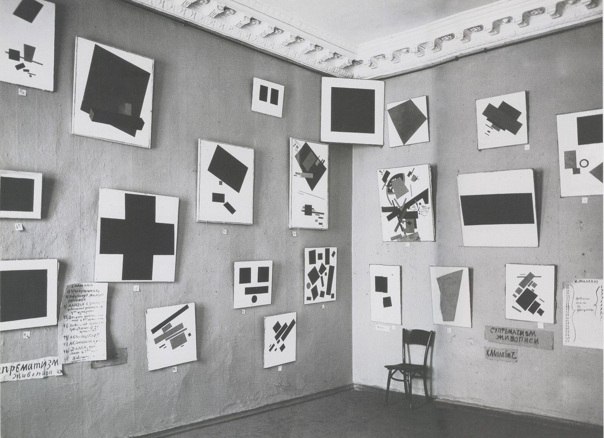 Suprematistische Werke Kasimir Malewitschs, erstmals gezeigt anlässlich der Ausstellung „0,10“ 1915 in St. Petersburg (unbekannter Fotograf, © Wikimedia)