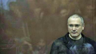 2013: Nach 10-jähriger Haft wird der russische Kreml-Kritiker Michail Chodorkowski  aus dem Straflager entlassen. Wenige Stunden später trifft er in Berlin ein. Präsident Putin hatte zuvor ein Gnadengesuch bewilligt und unterzeichnet. (Foto: Keystone/AP)
