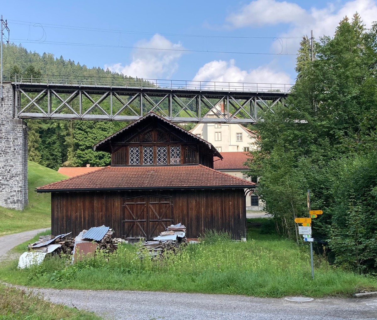 Viadukt der ehemaligen Uerikon-Bauma Bahn bei der Spinnerei Neuthal