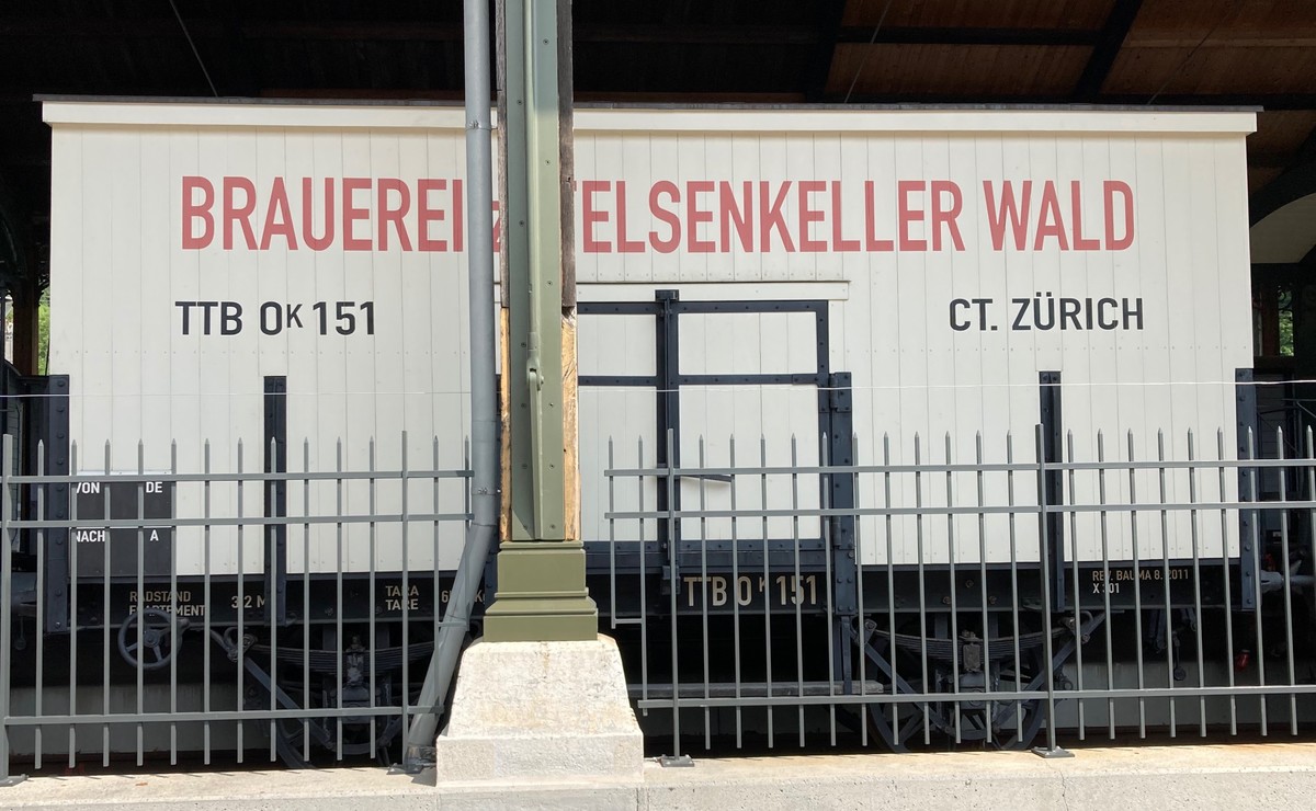 Güterwagen der ehemaligen Tösstalbahn in der Halle des „Dampfbahn-Verein Zürcher Oberland“  (Alle Bilder: © Dieter Imboden)
