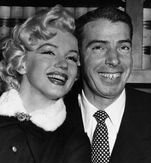 Es ist Marilyns zweite Ehe; sie dauert neun Monate. Grund für die Scheidung ist Marilyns Männerkonsum und DiMaggios Eifersucht. Nach der Scheidung sagt er nie ein böses Wort über sie. Später treffen sich die beiden wieder. DiMaggio besucht sie in der Klinik, wo sie wegen Medikamenten und Depressionen behandelt wird. Reporter sprechen schon von einer Wiederheirat. Marilyn stirbt 1962 im Alter von 36 Jahren an einer Überdosis Medikamente. Im Gegensatz zu Marilyns andern Ehemännern hat DiMaggio nie über sie g…