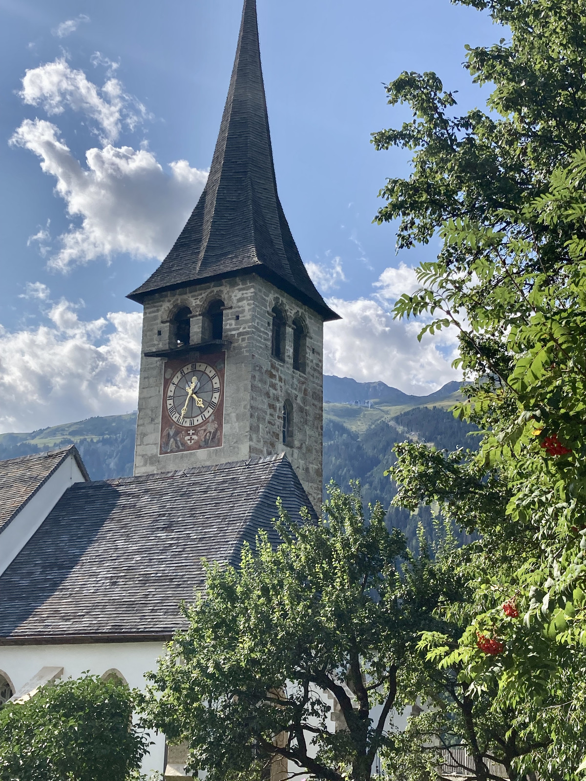 Kirche von Ernen und Blick von der linken Talseite des oberen Rhonetals zur Fiescheralp. Das Eggishorn ist vom Turm verdeckt.
(Bild: © Dieter Imboden)