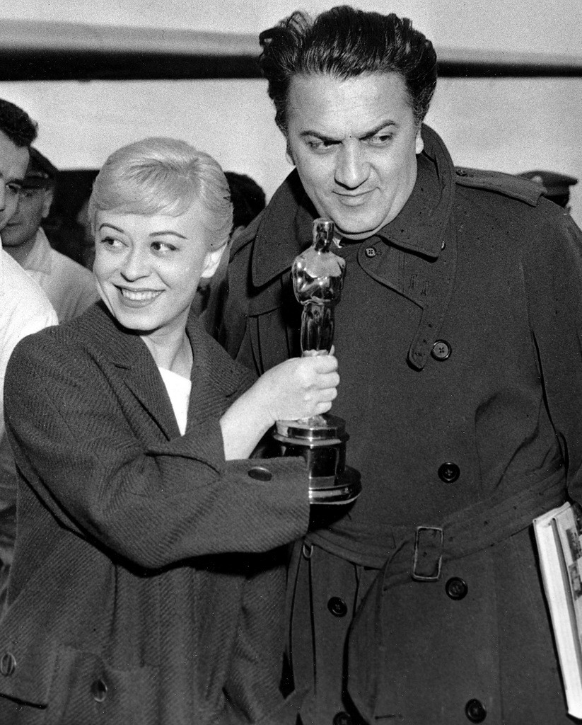 „La strada“, „La dolce vita“, „Boccaccio 70“, „8 1/2“, Giulietta degli spiriti“, „Satyricon“, „Roma“, „Amarcord“, „Fellinis Casanova“, „Prova d’orchestra“, „La città delle donne“, „E la nave va“, „Ginger e Fred“, „Fellinis Intervista“, „La voce della luna“, u. a. Im Bild: Fellini mit seiner Frau, der Schauspielerin Giulietta Masina am 6. April 1957 in Rom. Fellini hält in den Händen den Oscar, den er eben für seinen Film „La strada“ erhalten hat (Oscar für den besten ausländischen Film). (Foto: Keystone/AP…