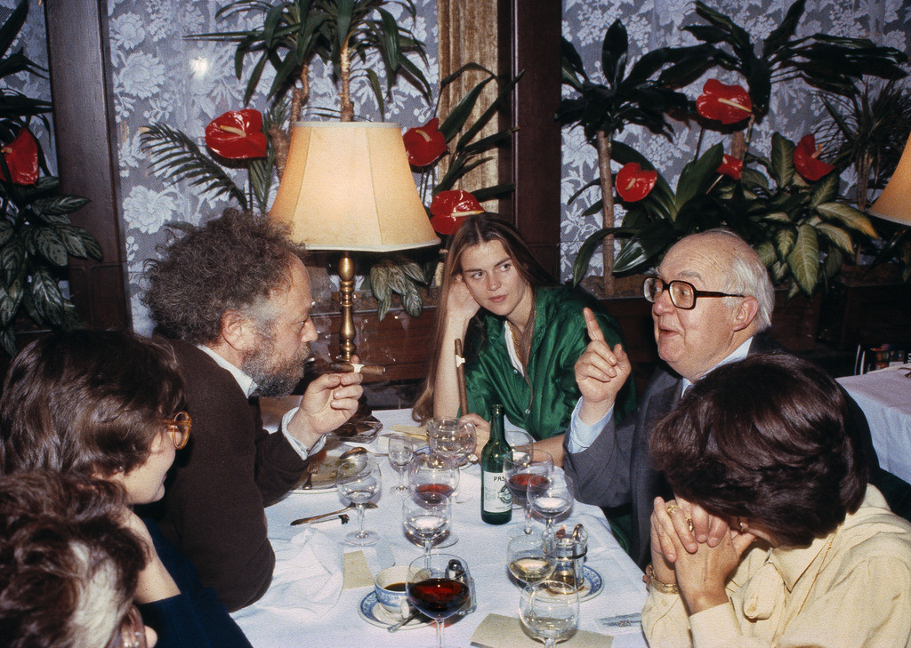 1993: Der Schweizer Historiker, Schriftsteller und Journalist Niklaus Meienberg nimmt sich in Zürich das Leben. Das Bild zeigt ihn zusammen mit seiner damaligen Freundin und Friedrich Dürrenmatt in der Zürcher Kronenhalle. (Foto: Keystone/Niklaus Stauss)
