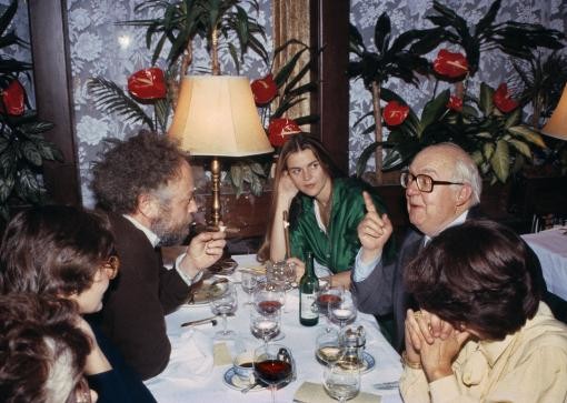 14. Dezember 1990: Tod von Friedrich Dürrenmatt. Das Bild zeigt ihn an seinem 65. Geburtstag im Restaurant Kronenhalle in Zürich zusammen mit dem Schriftsteller Niklaus Meienberg. In der Mitte Meienbergs Freundin (Foto: Keystone/Niklaus Stauss)