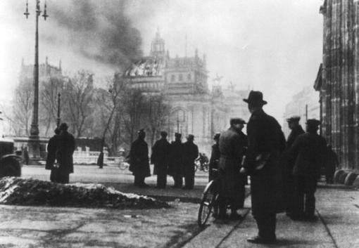 1933: In der Nacht vom 27. auf den 28. Februar brennt der Berliner Reichstag. Ob Marinus van der Lubbe der Brandstifter war, ist auch heute noch Gegenstand einer Kontroverse. Als Folge des Brandes wurde die Weimarer Verfassung fast ganz ausser Kraft gesetzt. Der Weg war frei für die Verfolgung politischer Gegner und die Errichtung der Nazi-Diktatur