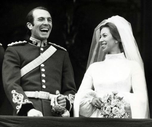 Princess Anne, die einzige Tochter von Königin Elizabeth II., heiratet in der Westminster Abbey Mark Phillips. Eine halbe Milliarde Fernsehzuschauer verfolgt die Live-Übertragung.