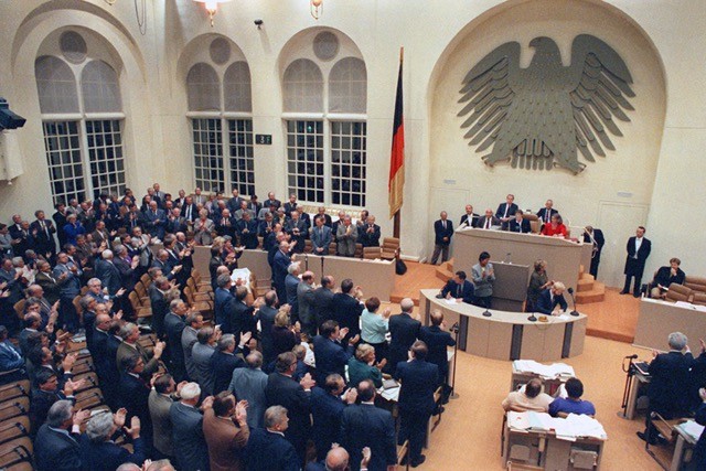 20. September 1990: Der Bundestag in Bonn stimmt dem Einigungsvertrag mit der Deutschen Demokratischen Republik zu, und zwar mit 442 Ja gegen 47 Nein, bei drei Enthaltungen. Zuvor hatte schon die DDR-Volkskammer das Vertragswerk, das die Auflösung der DDR und ihren Anschluss an die BRD vorsieht, mit 299 gegen 80 Stimmen bei einer Enthaltung gutgeheissen. Die Verhandlungen waren am 31. August 1990 erfolgreich abgeschlossen worden. BRD-Verhandlungsführer war Wolfang Schäuble. Die DDR-Delegation wurde von Gün…