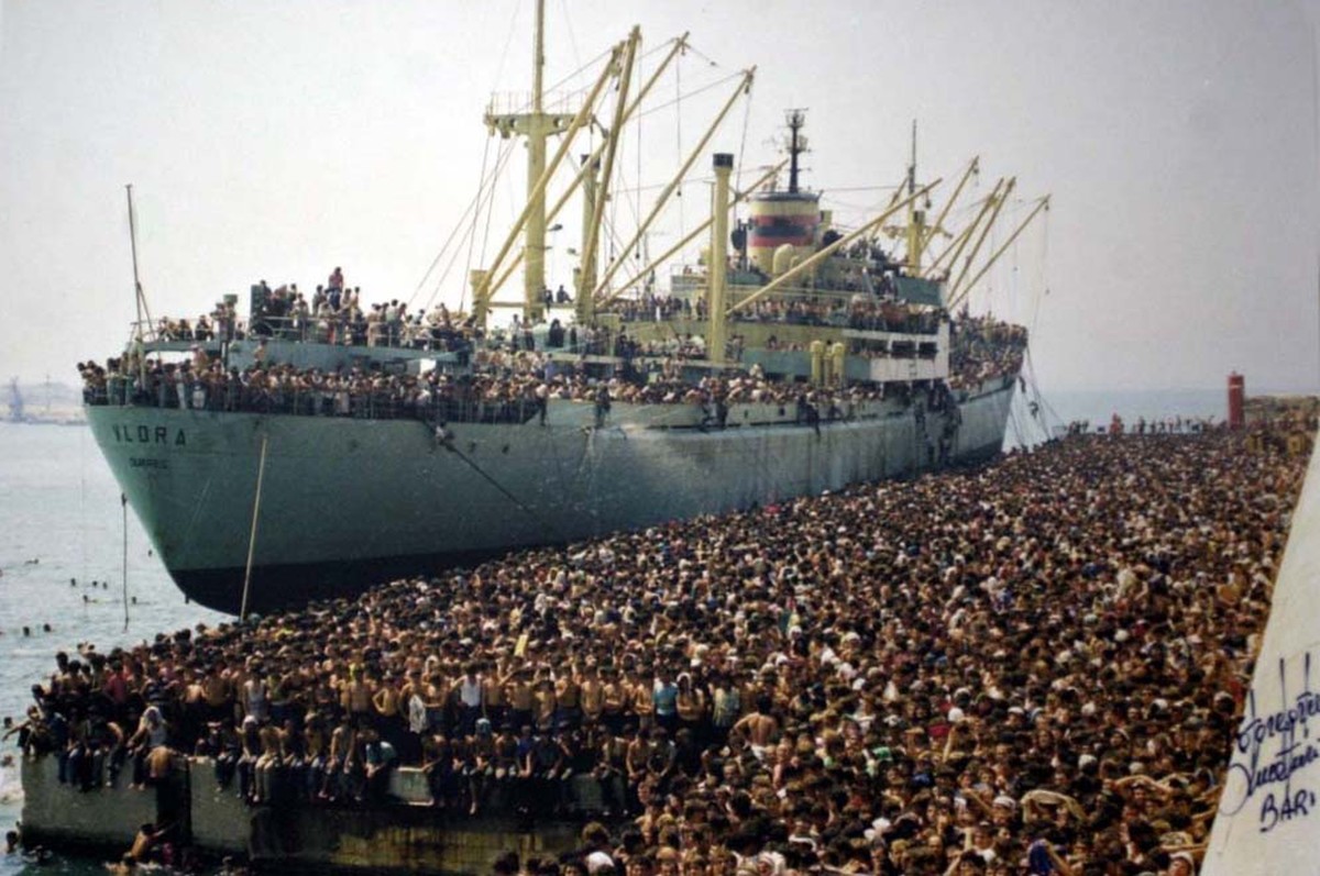 Frachter Vlora in Bari 1991