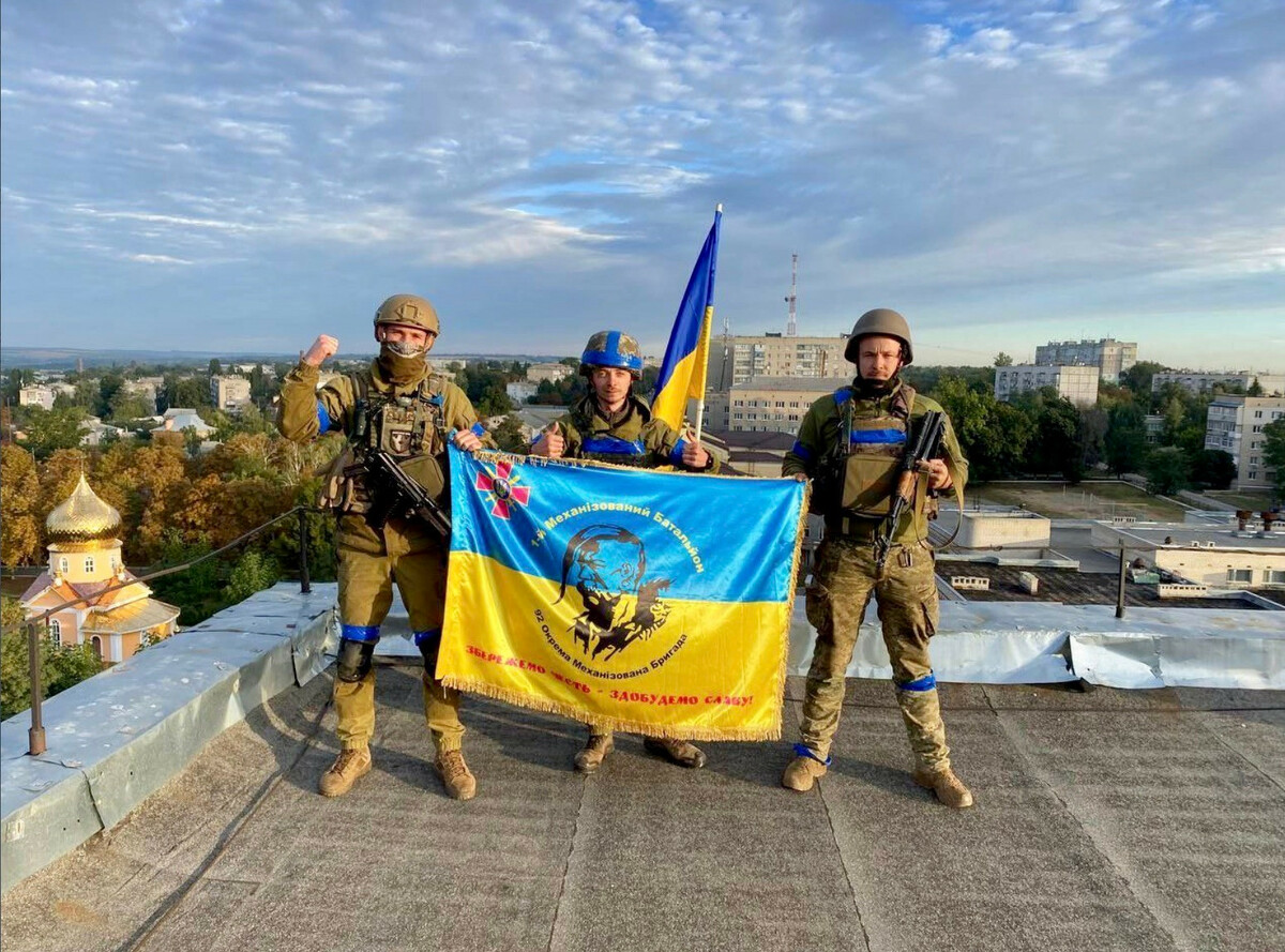 Ukrainische Soldaten nach dem Einmarsch in Kupjansk.