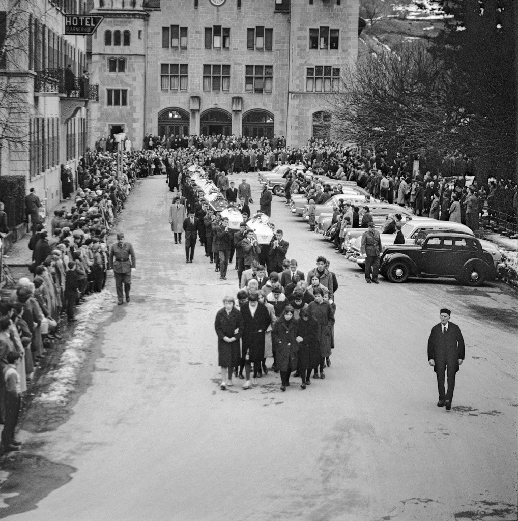 10. Februar 1961: Eine Lawine am Piz Scalottas auf der Lenzerheide verschüttet eine Kantonsschulklasse aus Glarus, die sich trotz hoher Lawinengefahr auf einer Skiwanderung befindet. Zehn junge Menschen sterben, vier der Verschütteten überleben, fünf können sich in Sicherheit bringen. Das Bild zeigt die Beerdigung der Opfer in Glarus. (Foto: Keystone/Hans-Ueli Bloechliger)