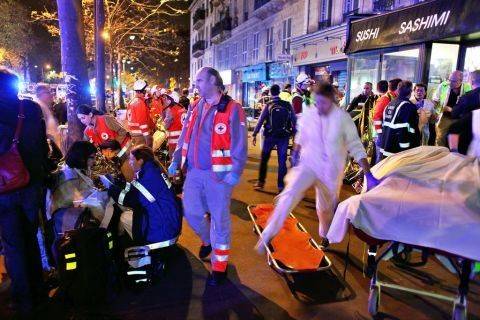 2015: 130 Menschen sterben bei Schiessereien, Sprengstoffanschlägen und Selbstmordattentaten. Der „Islamische Staat“ übernimmt die Verantwortung für die Massaker. Die Attentate ereignen sich im 10. und 11. Pariser Arrondissement sowie in der Vorstadt Saint-Denis. Sechs Attentäter sprengen sich mit Sprengstoffwesten in den Tod, einer wird von der Polizei erschossen. 352 Menschen werden verletzt, 97 davon schwer. Die Angriffsserie beginnt am Abend des 13. November vor dem Stade de France im Vorort Saint-…