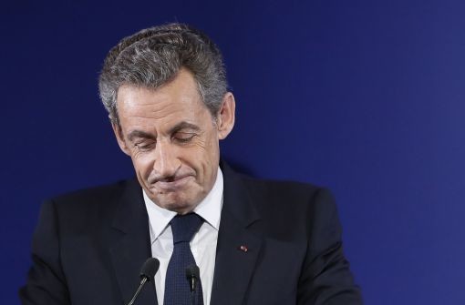Der frühere französische Staatspräsident und Bewerber für die Präsidentschaftskandidatur 2017 gesteht seine Niederlage ein. Sarkozy hatte bei den Primärwahlen des Mitte-rechts-Bündnisses "Les Républicains" lediglich 21 Prozent der Stimmen erhalten und damit nur den dritten Platz erreicht. 44 Prozent der Stimmen erhielt der frühere Ministerpräsident François Fillon. Den weiten Platz mit 28 Prozent erreicht der als Favorit gehandelte frühere Ministerpräsident Alain Juppé. (Foto: Keystone/AP/Ian Langsdon)