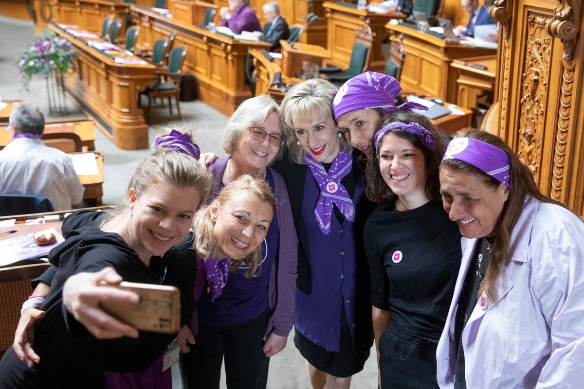 Nationalrätinnen im Nationalratssaal. Das Parlament unterbricht wegen des Frauenstreiks seine Arbeit symbolisch für eine Viertelstunde (Foto: Keystone/Peter Klaunzer)