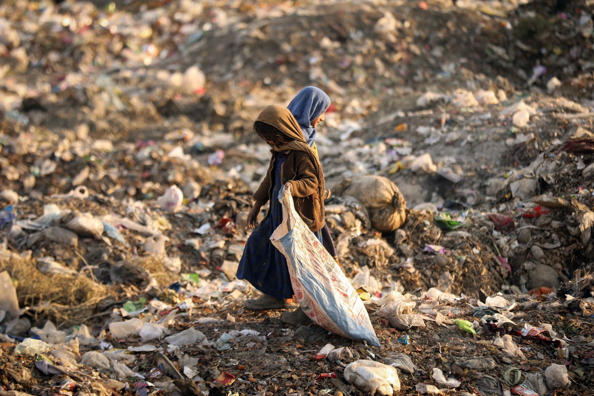 Afghanische Mädchen auf einer Abfallhalde in Kabul auf der Suche von Brauchbarem (Foto: Keystone/EPA/Hedayatullah Amid)