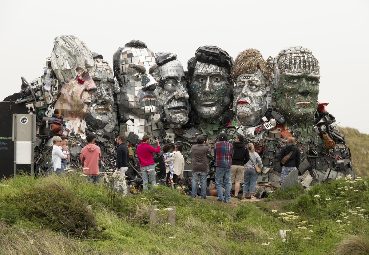 Public visit the «Mount Recyclemore» sculpture depicting the G7 leaders at Sandy Acres, St Ives, Cornwall, Britain, 10. Juni 2021. Artist Joe Rush has created sculptures of the G7 leaders inspired by Mount Rushmore. The artwork is made from discarded electronics illustrating the growing problem of e-waste. Britain is hosting the G7 summit in Cornwall from 11 to 13 June 2021. EPA/JON ROWLEY 