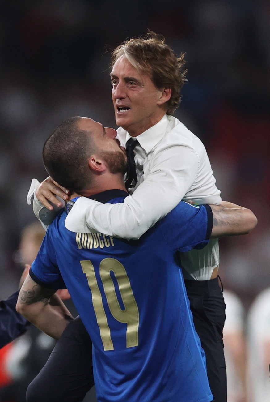Roberto Mancini mit Leonardo Bonucci nach dem Sieg (Foto: Keystone)
