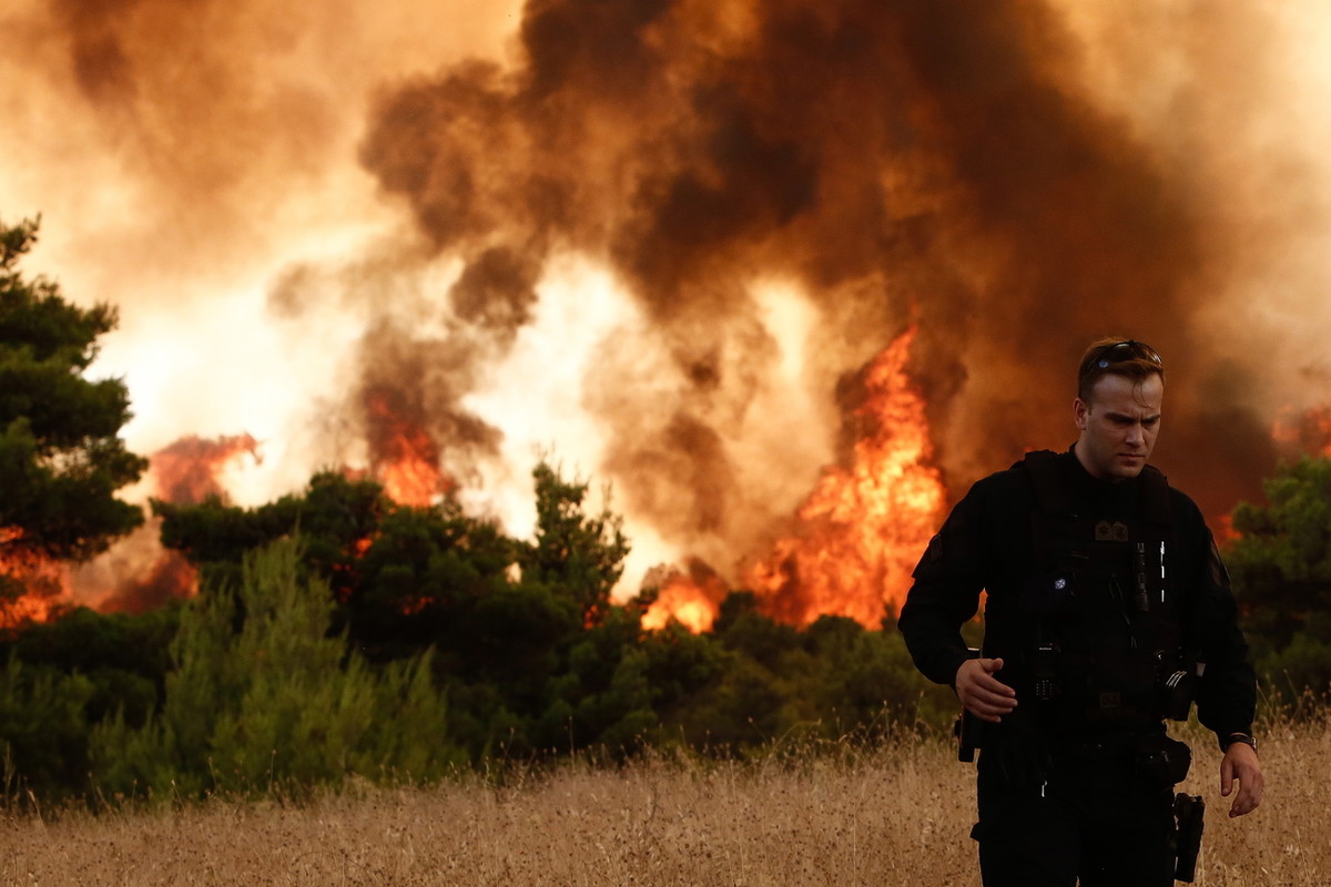 Wie in einem Katastrophenfilm: In Griechenland brennt es an Hunderten Orten. Temperaturen von über 40 Grad und Orkanböen fachen die seit Tagen wütenden Brände weiter an. Jetzt brennen auch mehrere Vororte von Athen. Tausende Menschen flüchteten aus ihre Häusern. Eine Entspannung zeichnet sich nicht ab. Löschflugzeugen und der Feuerwehr gelang es bisher nicht, die Brände unter Kontrolle zu bringen. Das Bild stammt aus Varybobi, einem nordöstlichen Vorort von Athen. (Foto: Keystone/EPA/Yannis Kolesidis)
