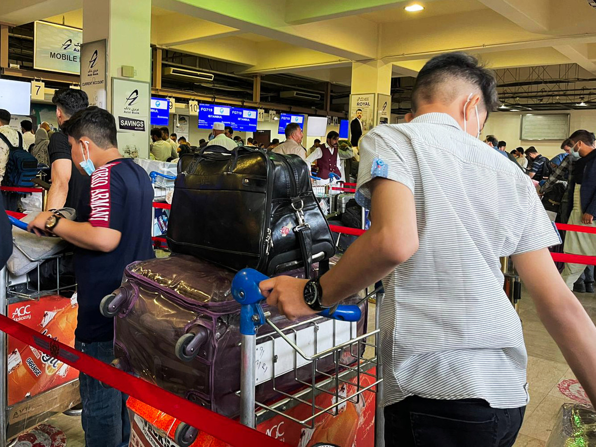 Tausende, vor allem westliche Staatsangehörige, drängen sich am internationalen Flughafen von Kabul und versuchen, das Land zu verlassen. Die meisten westlichen Staaten haben begonnen, ihr Botschaftspersonal auszufliegen. (Foto: Keystone/AP/Tameem Akghar)